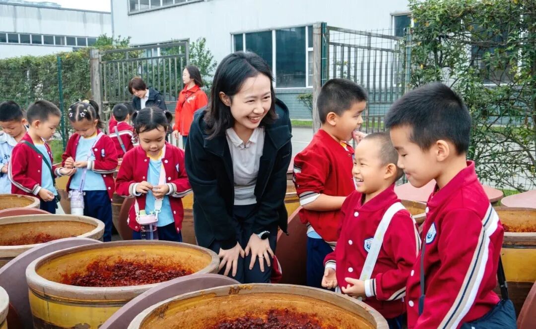 活动回顾丨眉山市“薪火相传”非遗进校园进社区——市第一幼儿园走进老坛子泡菜传习馆